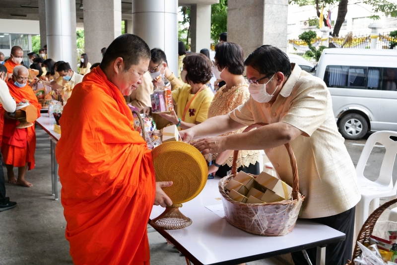 พิธีทำบุญตักบาตรข้าวสารอาหารแห้ง คณะสงฆ์จำนวน 9 รูป จากวัดพระเชตุพนวิมลมังคลารามราชวรมหาวิหาร เพื่อถวายเป็นพระราชกุศล แด่พระบาท