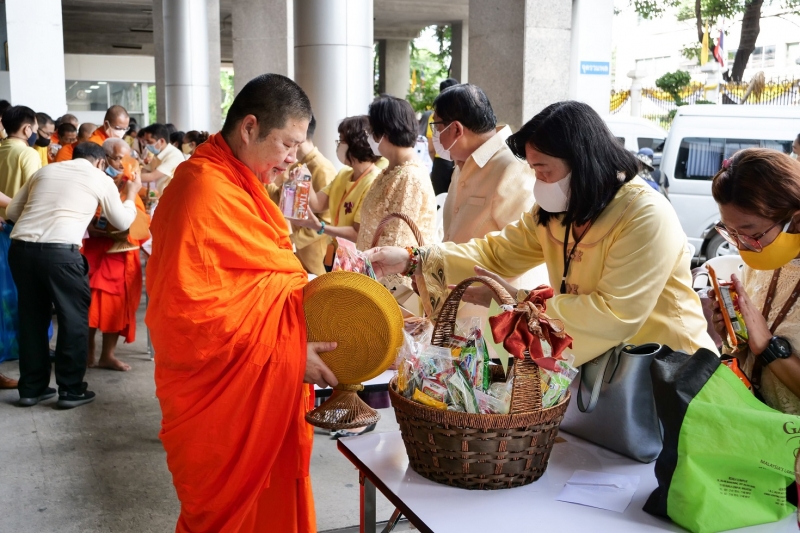 พิธีทำบุญตักบาตรข้าวสารอาหารแห้ง คณะสงฆ์จำนวน 9 รูป จากวัดพระเชตุพนวิมลมังคลารามราชวรมหาวิหาร เพื่อถวายเป็นพระราชกุศล แด่พระบาท