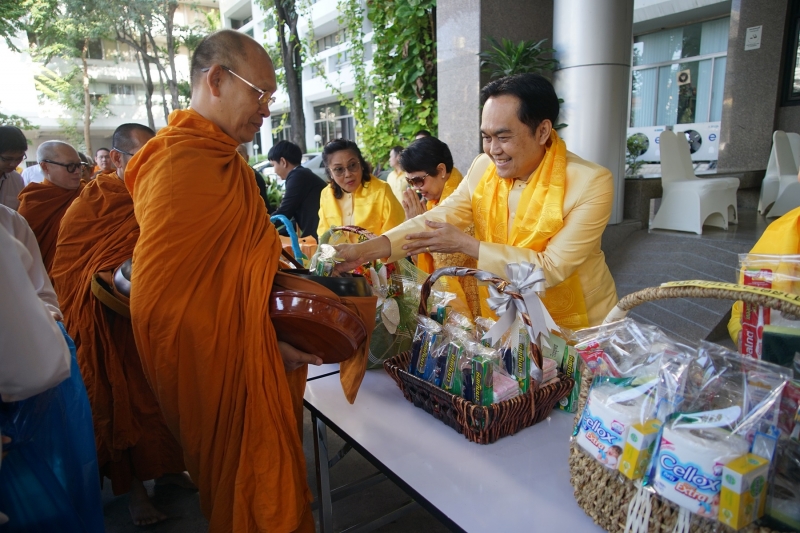พิธีทำบุญตักบาตรข้าวสารอาหารแห้ง คณะสงฆ์จำนวน 9 รูป จากวัดพระราม 9 กาญจนาภิเษก พระอารามหลวง