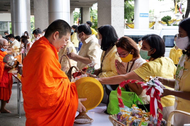 พิธีทำบุญตักบาตรข้าวสารอาหารแห้ง คณะสงฆ์จำนวน 9 รูป จากวัดพระเชตุพนวิมลมังคลารามราชวรมหาวิหาร เพื่อถวายเป็นพระราชกุศล แด่พระบาท