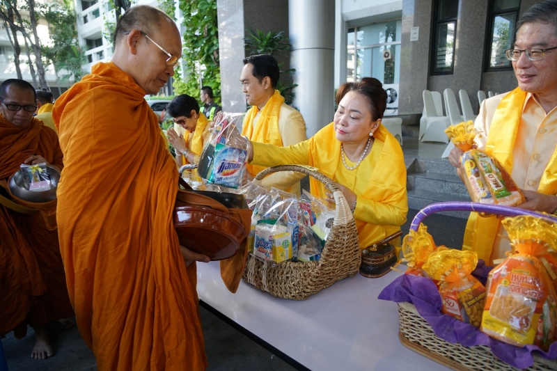 พิธีทำบุญตักบาตรข้าวสารอาหารแห้ง คณะสงฆ์จำนวน 9 รูป จากวัดพระราม 9 กาญจนาภิเษก พระอารามหลวง
