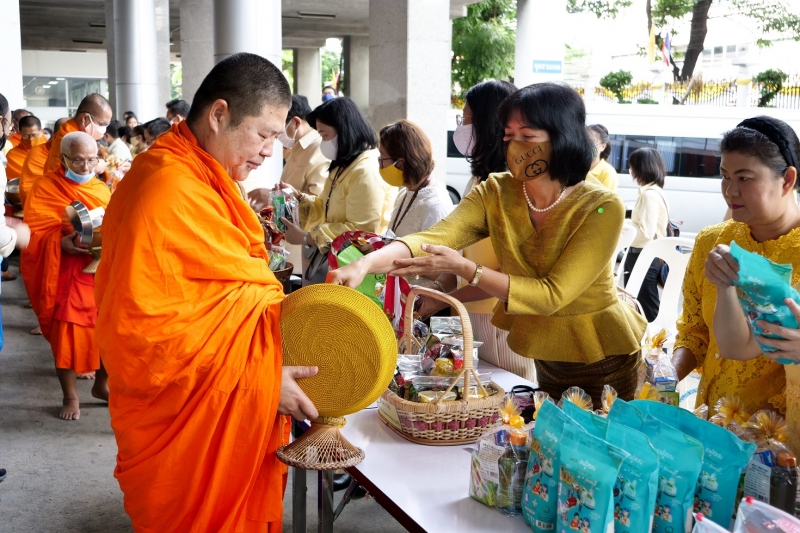 พิธีทำบุญตักบาตรข้าวสารอาหารแห้ง คณะสงฆ์จำนวน 9 รูป จากวัดพระเชตุพนวิมลมังคลารามราชวรมหาวิหาร เพื่อถวายเป็นพระราชกุศล แด่พระบาท