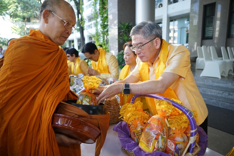 พิธีทำบุญตักบาตรข้าวสารอาหารแห้ง คณะสงฆ์จำนวน 9 รูป จากวัดพระราม 9 กาญจนาภิเษก พระอารามหลวง