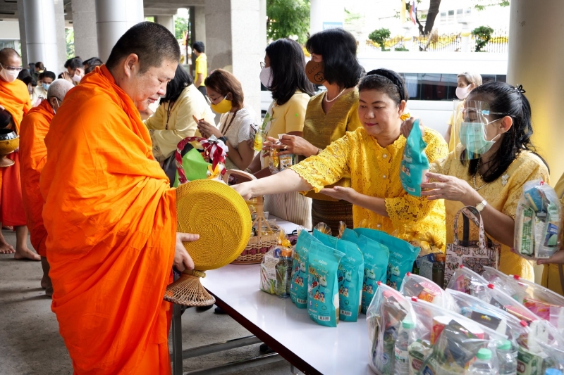 พิธีทำบุญตักบาตรข้าวสารอาหารแห้ง คณะสงฆ์จำนวน 9 รูป จากวัดพระเชตุพนวิมลมังคลารามราชวรมหาวิหาร เพื่อถวายเป็นพระราชกุศล แด่พระบาท