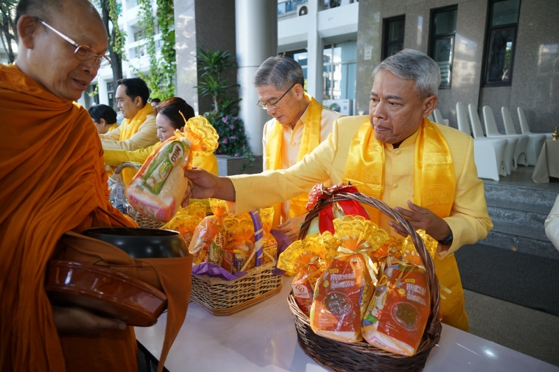 พิธีทำบุญตักบาตรข้าวสารอาหารแห้ง คณะสงฆ์จำนวน 9 รูป จากวัดพระราม 9 กาญจนาภิเษก พระอารามหลวง