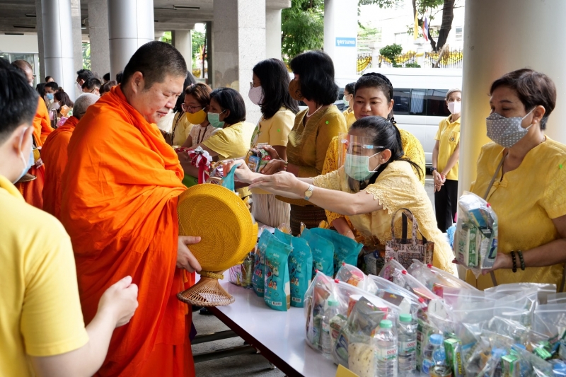 พิธีทำบุญตักบาตรข้าวสารอาหารแห้ง คณะสงฆ์จำนวน 9 รูป จากวัดพระเชตุพนวิมลมังคลารามราชวรมหาวิหาร เพื่อถวายเป็นพระราชกุศล แด่พระบาท