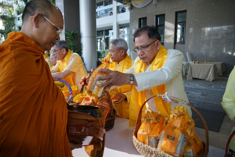 พิธีทำบุญตักบาตรข้าวสารอาหารแห้ง คณะสงฆ์จำนวน 9 รูป จากวัดพระราม 9 กาญจนาภิเษก พระอารามหลวง