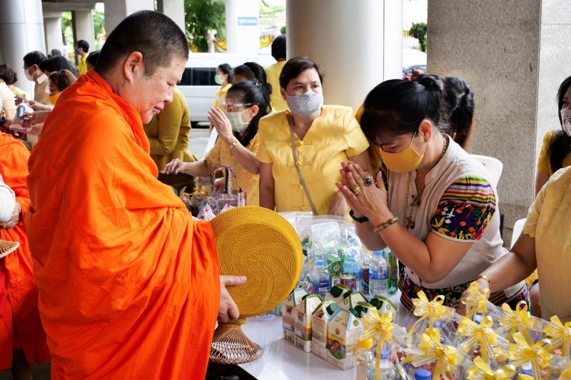พิธีทำบุญตักบาตรข้าวสารอาหารแห้ง คณะสงฆ์จำนวน 9 รูป จากวัดพระเชตุพนวิมลมังคลารามราชวรมหาวิหาร เพื่อถวายเป็นพระราชกุศล แด่พระบาท