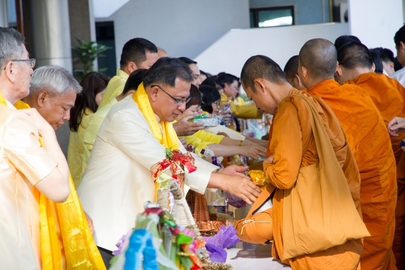 พิธีทำบุญตักบาตรข้าวสารอาหารแห้ง คณะสงฆ์จำนวน 9 รูป จากวัดพระราม 9 กาญจนาภิเษก พระอารามหลวง พิธีทำบุญตักบาตรข้าวสารอาหารแห้ง คณะ