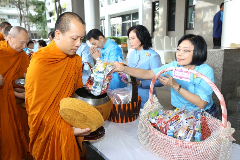 พิธีทำบุญตักบาตรข้าวสารอาหารแห้ง คณะสงฆ์จำนวน 9 รูป 
