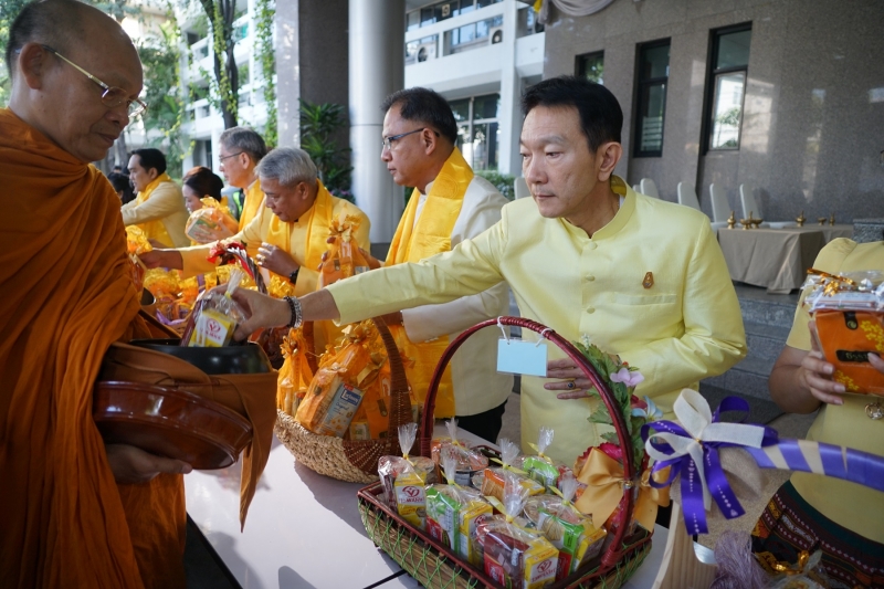 พิธีทำบุญตักบาตรข้าวสารอาหารแห้ง คณะสงฆ์จำนวน 9 รูป จากวัดพระราม 9 กาญจนาภิเษก พระอารามหลวง