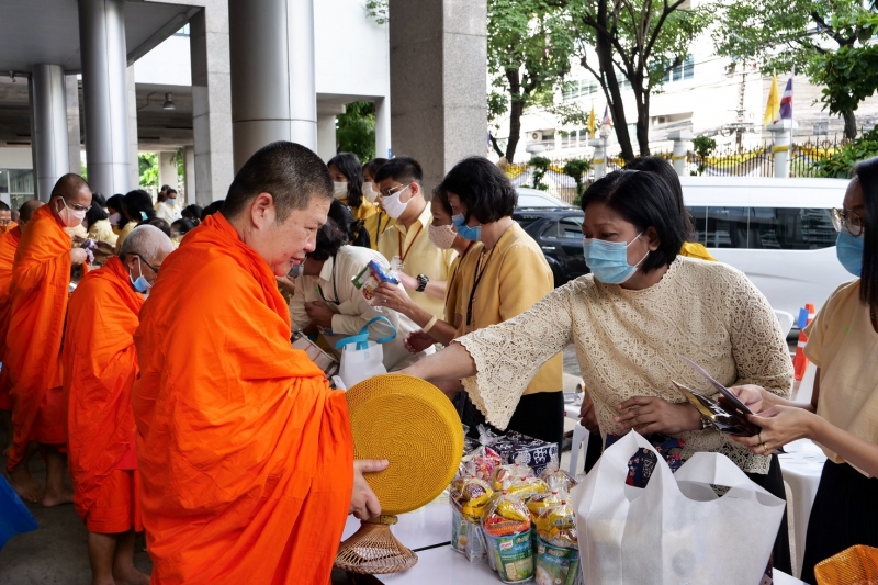 พิธีทำบุญตักบาตรข้าวสารอาหารแห้ง คณะสงฆ์จำนวน 9 รูป จากวัดพระเชตุพนวิมลมังคลารามราชวรมหาวิหาร เพื่อถวายเป็นพระราชกุศล แด่พระบาท