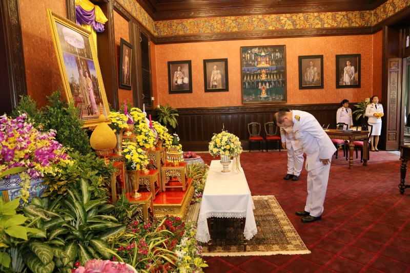 ลงนามถวายพระพรพระบาทสมเด็จพระเจ้าอยู่หัว และสมเด็จพระนางเจ้าฯ พระบรมราชินี เนื่องในโอกาสวันขึ้นปีใหม่ พุทธศักราช 2563