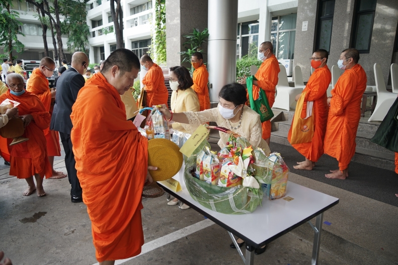 พิธีทำบุญตักบาตรข้าวสารอาหารแห้ง คณะสงฆ์จำนวน 9 รูป จากวัดพระเชตุพนวิมลมังคลารามราชวรมหาวิหาร เพื่อถวายเป็นพระราชกุศล แด่พระบาท
