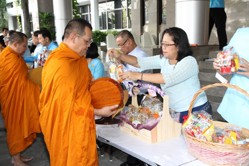 พิธีทำบุญตักบาตรข้าวสารอาหารแห้ง คณะสงฆ์จำนวน 9 รูป 