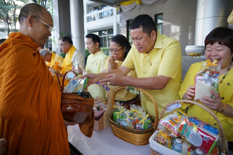 พิธีทำบุญตักบาตรข้าวสารอาหารแห้ง คณะสงฆ์จำนวน 9 รูป จากวัดพระราม 9 กาญจนาภิเษก พระอารามหลวง
