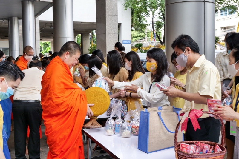 พิธีทำบุญตักบาตรข้าวสารอาหารแห้ง คณะสงฆ์จำนวน 9 รูป จากวัดพระเชตุพนวิมลมังคลารามราชวรมหาวิหาร เพื่อถวายเป็นพระราชกุศล แด่พระบาท