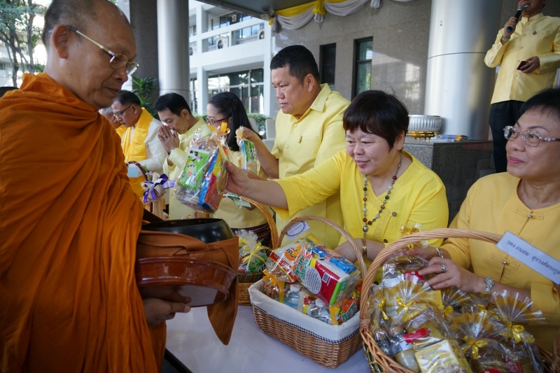พิธีทำบุญตักบาตรข้าวสารอาหารแห้ง คณะสงฆ์จำนวน 9 รูป จากวัดพระราม 9 กาญจนาภิเษก พระอารามหลวง