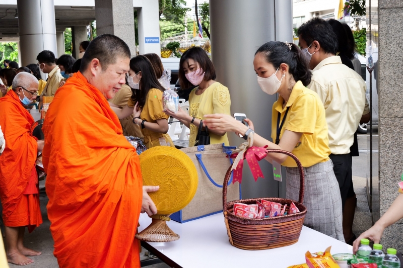 พิธีทำบุญตักบาตรข้าวสารอาหารแห้ง คณะสงฆ์จำนวน 9 รูป จากวัดพระเชตุพนวิมลมังคลารามราชวรมหาวิหาร เพื่อถวายเป็นพระราชกุศล แด่พระบาท