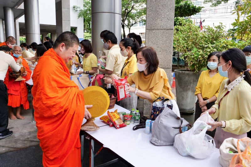 พิธีทำบุญตักบาตรข้าวสารอาหารแห้ง คณะสงฆ์จำนวน 9 รูป จากวัดพระเชตุพนวิมลมังคลารามราชวรมหาวิหาร เพื่อถวายเป็นพระราชกุศล แด่พระบาท