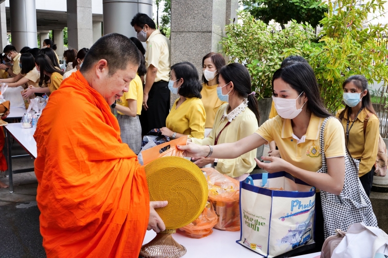 พิธีทำบุญตักบาตรข้าวสารอาหารแห้ง คณะสงฆ์จำนวน 9 รูป จากวัดพระเชตุพนวิมลมังคลารามราชวรมหาวิหาร เพื่อถวายเป็นพระราชกุศล แด่พระบาท