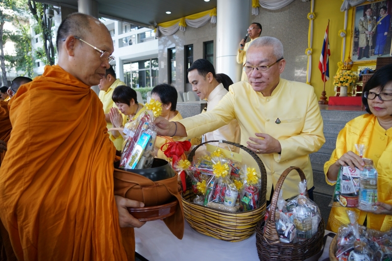 พิธีทำบุญตักบาตรข้าวสารอาหารแห้ง คณะสงฆ์จำนวน 9 รูป จากวัดพระราม 9 กาญจนาภิเษก พระอารามหลวง