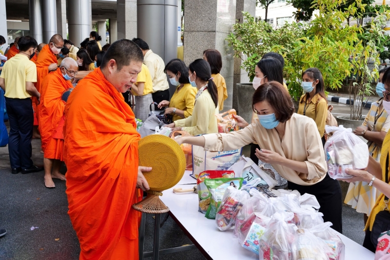พิธีทำบุญตักบาตรข้าวสารอาหารแห้ง คณะสงฆ์จำนวน 9 รูป จากวัดพระเชตุพนวิมลมังคลารามราชวรมหาวิหาร เพื่อถวายเป็นพระราชกุศล แด่พระบาท