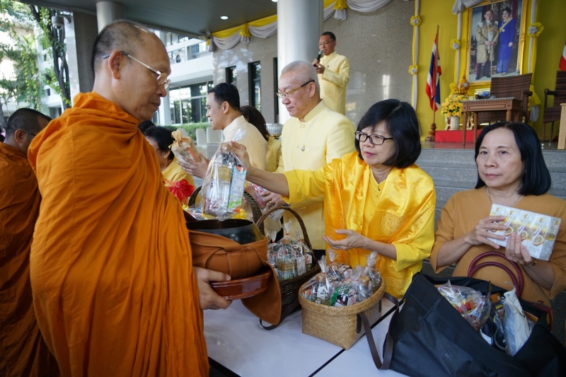 พิธีทำบุญตักบาตรข้าวสารอาหารแห้ง คณะสงฆ์จำนวน 9 รูป จากวัดพระราม 9 กาญจนาภิเษก พระอารามหลวง