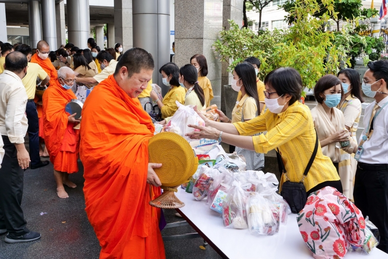 พิธีทำบุญตักบาตรข้าวสารอาหารแห้ง คณะสงฆ์จำนวน 9 รูป จากวัดพระเชตุพนวิมลมังคลารามราชวรมหาวิหาร เพื่อถวายเป็นพระราชกุศล แด่พระบาท