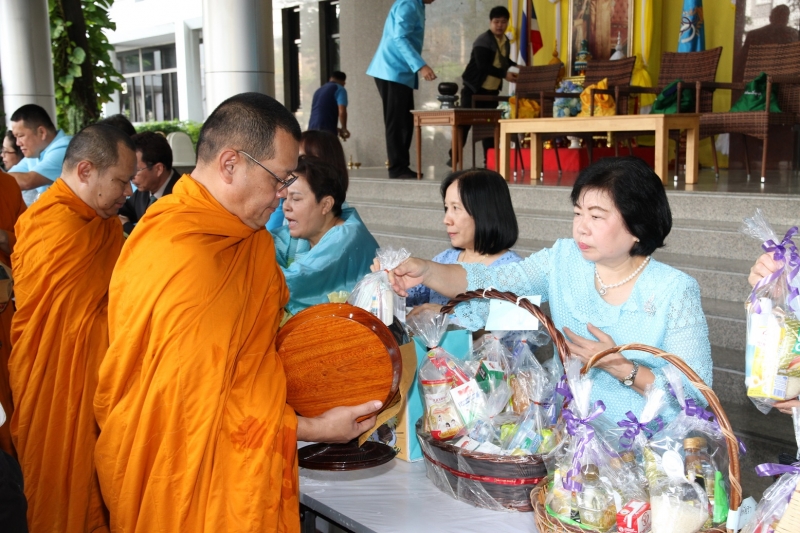 พิธีทำบุญตักบาตรข้าวสารอาหารแห้ง คณะสงฆ์จำนวน 9 รูป 