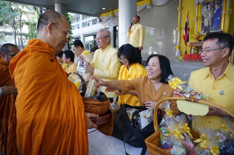 พิธีทำบุญตักบาตรข้าวสารอาหารแห้ง คณะสงฆ์จำนวน 9 รูป จากวัดพระราม 9 กาญจนาภิเษก พระอารามหลวง