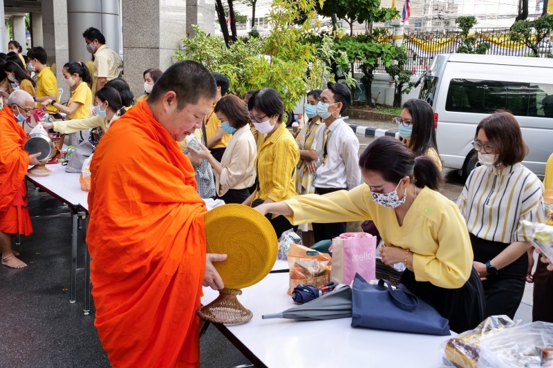 พิธีทำบุญตักบาตรข้าวสารอาหารแห้ง คณะสงฆ์จำนวน 9 รูป จากวัดพระเชตุพนวิมลมังคลารามราชวรมหาวิหาร เพื่อถวายเป็นพระราชกุศล แด่พระบาท