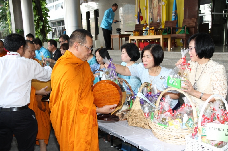 พิธีทำบุญตักบาตรข้าวสารอาหารแห้ง คณะสงฆ์จำนวน 9 รูป 