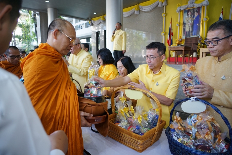 พิธีทำบุญตักบาตรข้าวสารอาหารแห้ง คณะสงฆ์จำนวน 9 รูป จากวัดพระราม 9 กาญจนาภิเษก พระอารามหลวง