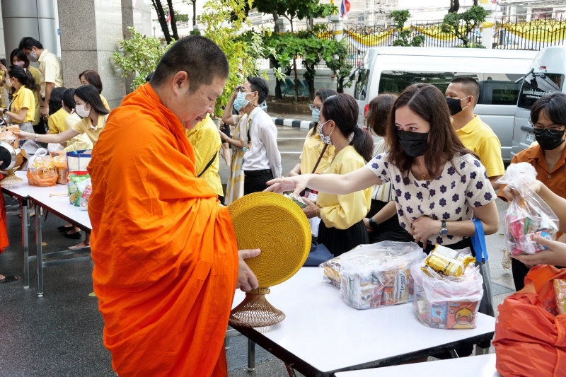 พิธีทำบุญตักบาตรข้าวสารอาหารแห้ง คณะสงฆ์จำนวน 9 รูป จากวัดพระเชตุพนวิมลมังคลารามราชวรมหาวิหาร เพื่อถวายเป็นพระราชกุศล แด่พระบาท