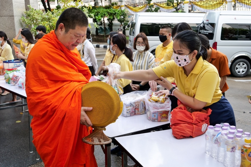 พิธีทำบุญตักบาตรข้าวสารอาหารแห้ง คณะสงฆ์จำนวน 9 รูป จากวัดพระเชตุพนวิมลมังคลารามราชวรมหาวิหาร เพื่อถวายเป็นพระราชกุศล แด่พระบาท