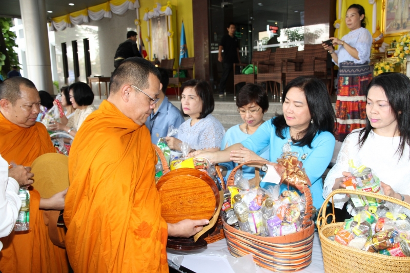 พิธีทำบุญตักบาตรข้าวสารอาหารแห้ง คณะสงฆ์จำนวน 9 รูป 