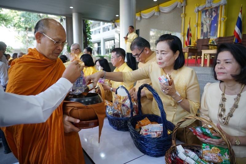 พิธีทำบุญตักบาตรข้าวสารอาหารแห้ง คณะสงฆ์จำนวน 9 รูป จากวัดพระราม 9 กาญจนาภิเษก พระอารามหลวง