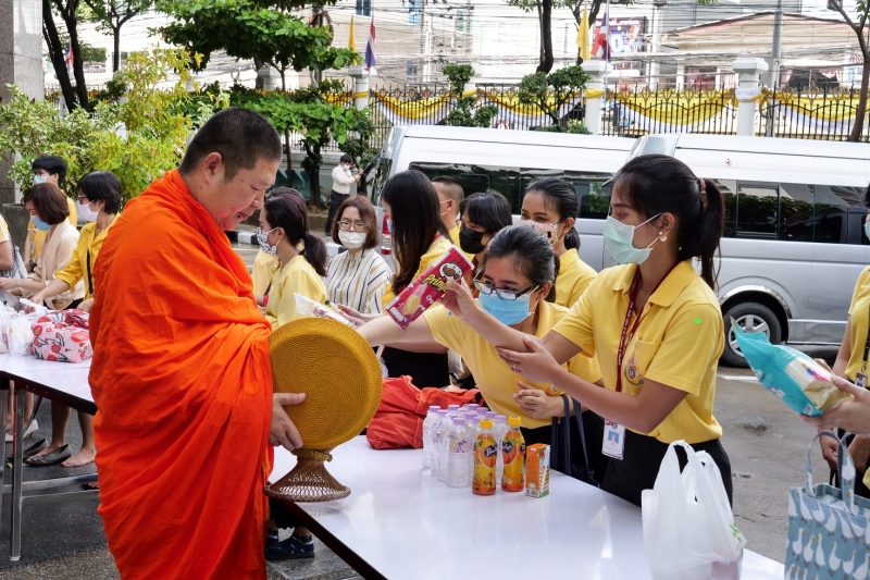 พิธีทำบุญตักบาตรข้าวสารอาหารแห้ง คณะสงฆ์จำนวน 9 รูป จากวัดพระเชตุพนวิมลมังคลารามราชวรมหาวิหาร เพื่อถวายเป็นพระราชกุศล แด่พระบาท