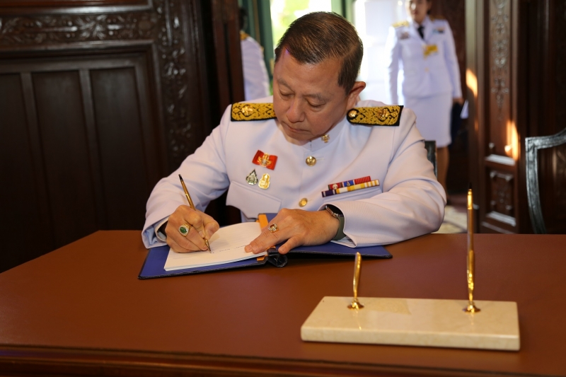 ลงนามถวายพระพรพระบาทสมเด็จพระเจ้าอยู่หัว และสมเด็จพระนางเจ้าฯ พระบรมราชินี เนื่องในโอกาสวันขึ้นปีใหม่ พุทธศักราช 2563