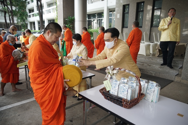 พิธีทำบุญตักบาตรข้าวสารอาหารแห้ง คณะสงฆ์จำนวน 9 รูป จากวัดพระเชตุพนวิมลมังคลารามราชวรมหาวิหาร เพื่อถวายเป็นพระราชกุศล แด่พระบาท