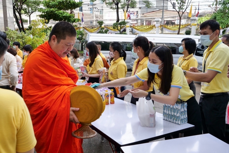 พิธีทำบุญตักบาตรข้าวสารอาหารแห้ง คณะสงฆ์จำนวน 9 รูป จากวัดพระเชตุพนวิมลมังคลารามราชวรมหาวิหาร เพื่อถวายเป็นพระราชกุศล แด่พระบาท