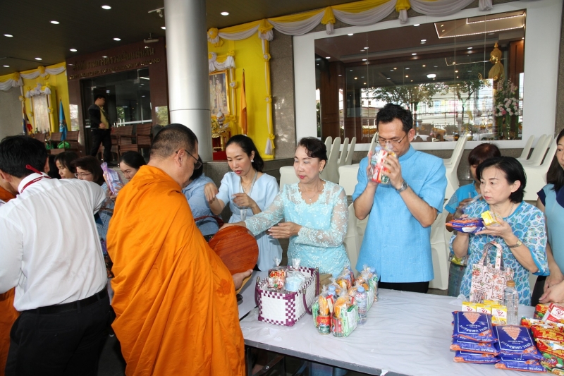 พิธีทำบุญตักบาตรข้าวสารอาหารแห้ง คณะสงฆ์จำนวน 9 รูป 