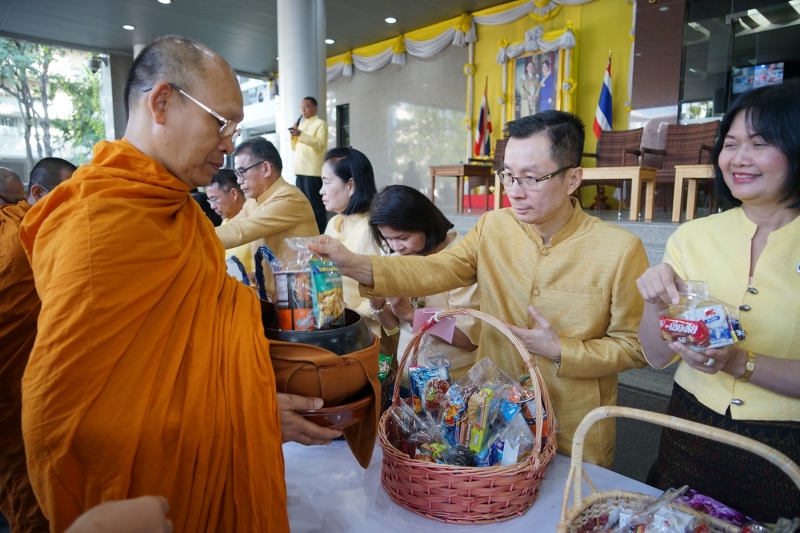 พิธีทำบุญตักบาตรข้าวสารอาหารแห้ง คณะสงฆ์จำนวน 9 รูป จากวัดพระราม 9 กาญจนาภิเษก พระอารามหลวง