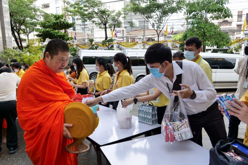 พิธีทำบุญตักบาตรข้าวสารอาหารแห้ง คณะสงฆ์จำนวน 9 รูป จากวัดพระเชตุพนวิมลมังคลารามราชวรมหาวิหาร เพื่อถวายเป็นพระราชกุศล แด่พระบาท