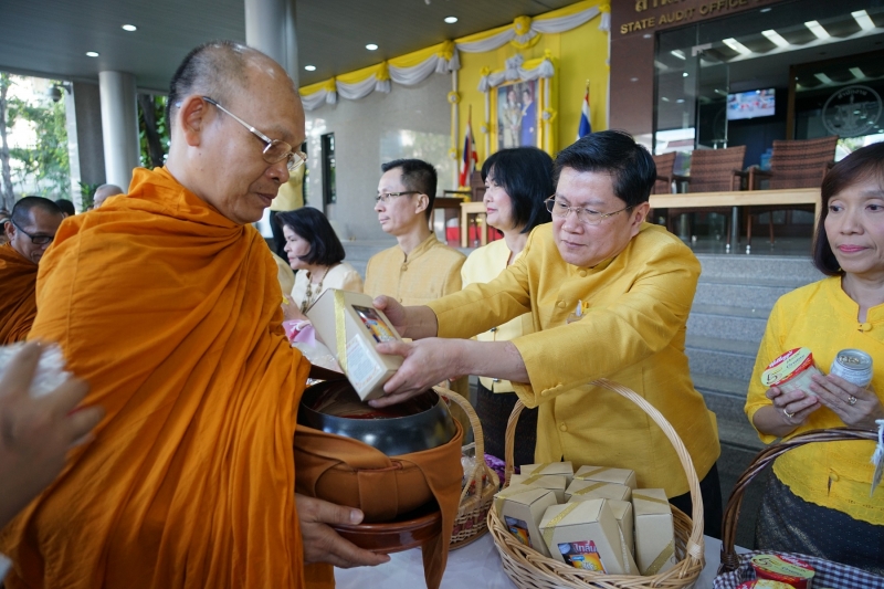 พิธีทำบุญตักบาตรข้าวสารอาหารแห้ง คณะสงฆ์จำนวน 9 รูป จากวัดพระราม 9 กาญจนาภิเษก พระอารามหลวง