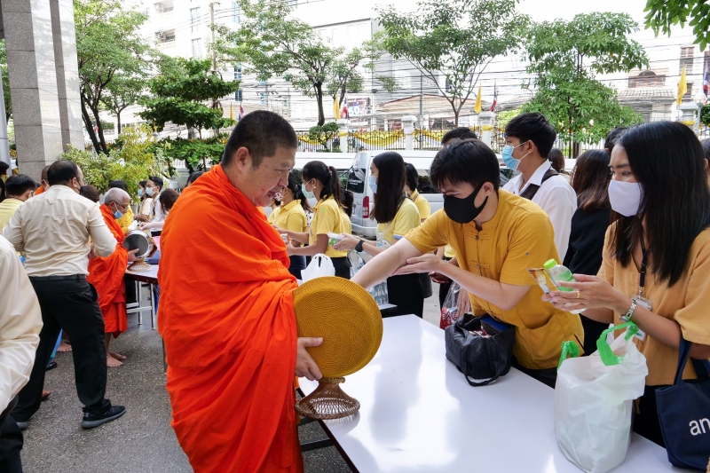 พิธีทำบุญตักบาตรข้าวสารอาหารแห้ง คณะสงฆ์จำนวน 9 รูป จากวัดพระเชตุพนวิมลมังคลารามราชวรมหาวิหาร เพื่อถวายเป็นพระราชกุศล แด่พระบาท