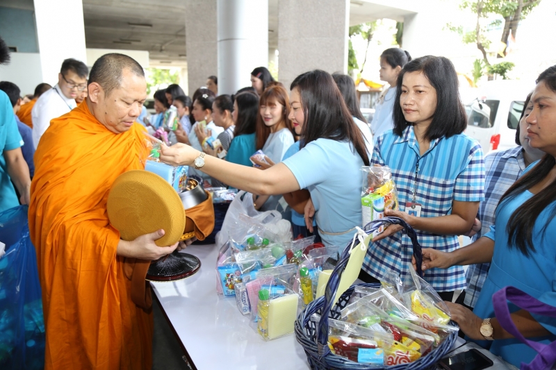 พิธีทำบุญตักบาตรข้าวสารอาหารแห้ง คณะสงฆ์จำนวน 9 รูป 