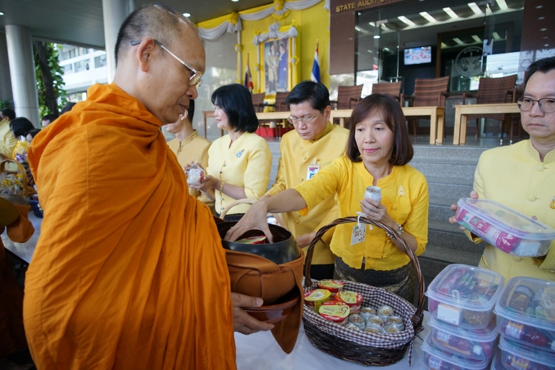 พิธีทำบุญตักบาตรข้าวสารอาหารแห้ง คณะสงฆ์จำนวน 9 รูป จากวัดพระราม 9 กาญจนาภิเษก พระอารามหลวง