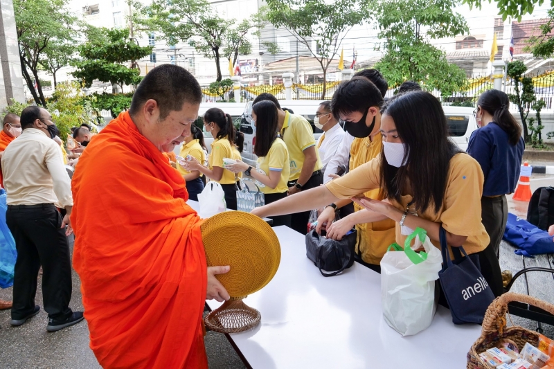 พิธีทำบุญตักบาตรข้าวสารอาหารแห้ง คณะสงฆ์จำนวน 9 รูป จากวัดพระเชตุพนวิมลมังคลารามราชวรมหาวิหาร เพื่อถวายเป็นพระราชกุศล แด่พระบาท